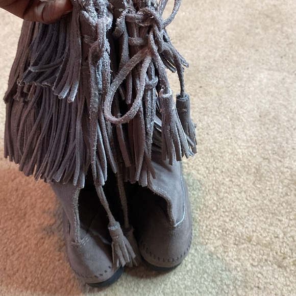 Minnetonka Grey 2-layered fringe Boots | Minnetonka | Minnetonka Boots | Boots | - Picture 6 of 8